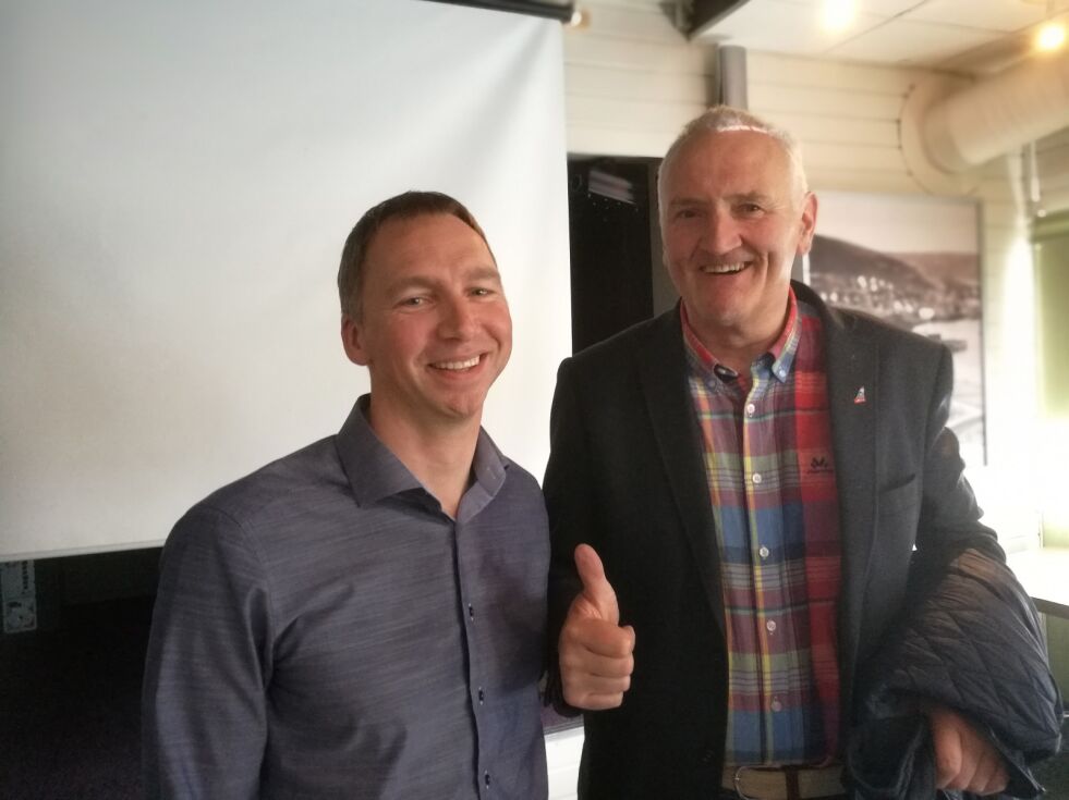 Tore Wæraas og Trond Hanssen ble enige om en konkurranse i å få den mest ryddige kommunen i Øst-Finnmark.
 Foto: Erik Brenli