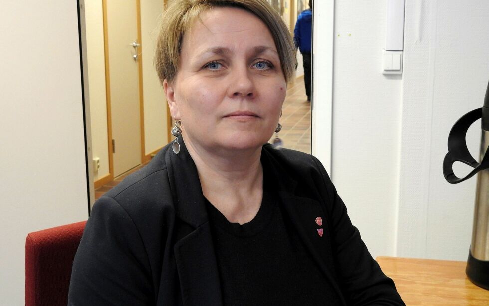 – Vær forsiktig. Elva graver ut under elvekanten, men det ser ut som vanlig, sier Aina Borch. Arkivfoto: Kristin Marie Ericsson