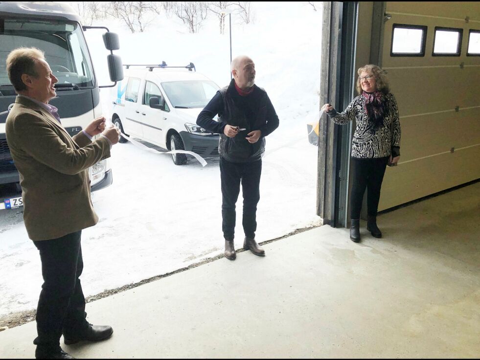 Her åpner ordfører Rune Rafaelsen offisielt driftsbygning på Sandnes gravlund, med leder i menighetesrådet, Øystein Yngve Hansen og medlem i samme råd, Randi Fløtten Andreassen som snorholdere .