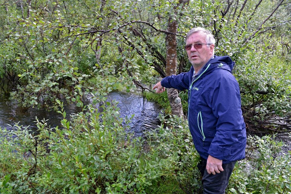 På slutten av 1800-tallet var &#268;ávastatjohka sentral i et gullgraverprosjekt i Tana. Magnus Varsi viser oss demningen og startstedet for den 7-800 meter lange stikkrenna, som munner ut ved Tanaelva.
 Foto: Tom Hardy