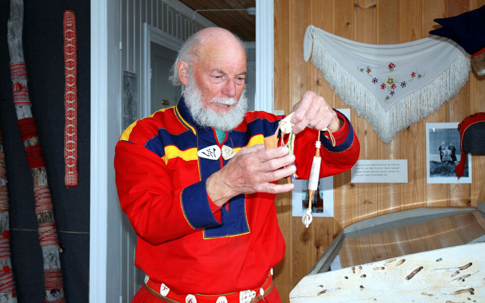 John Ole Andersen viser frem noen av sine produkter, bildet er tatt i mai 2008.
 Foto: Tom Hardy