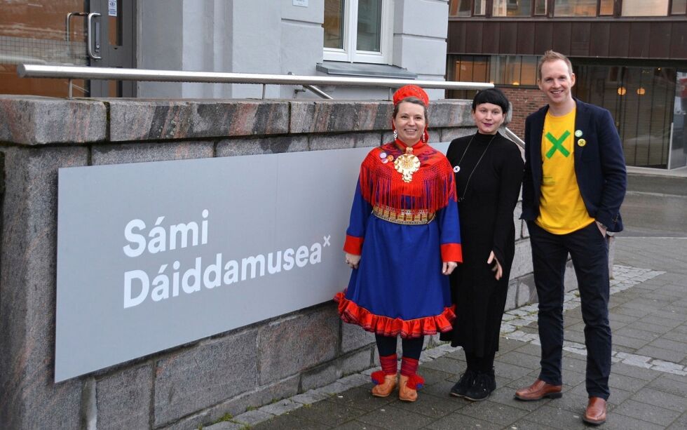 Di­rek­tør for Rid­do­Duot­tar­Mu­se­at Anne May Olli (til venst­re), er glad for at kul­tur­mi­nis­te­ren vil pri­ori­te­re bygg­ing­en av et sam­isk kunst­mu­se­um. Her står hun sam­men med kunst­ner Ma­ri­ta Iso­bel Solberg og Jé­ré­mie McGowan, den spar­ke­de di­rek­tør­en ved Nord­norsk kunst­mu­se­um. Bil­det ble tatt i for­bind­el­se med stun­tet «There Is No Sámi DáiddamuseaX», hvor Nord­norsk kunst­mu­se­um ble mid­ler­ti­dig om­gjort til et sam­isk kunst­mu­se­um. Den ny­lig frem­lag­te stor­tings­mel­din­gen ty­der på at kra­vet om et eget sam­isk kunst­mu­se­um en­de­lig har blitt hørt av kul­tur­mi­nis­te­ren.
 Foto: Elin Wersland
