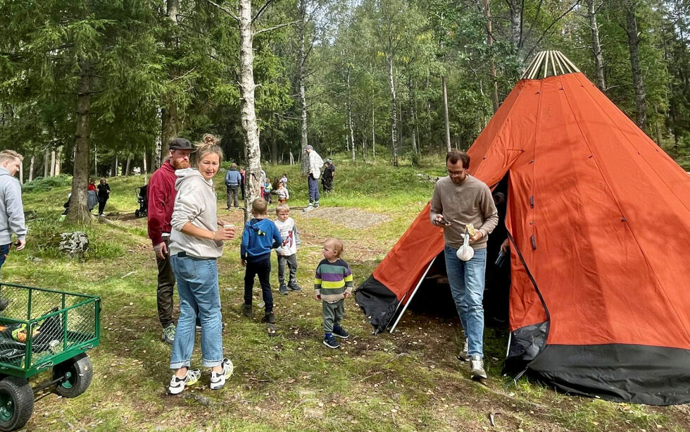 Lørdag fortsetter kurset i naturen ved Sognsvann. Her flytter deltakerne seg ut i en lavvo for å lære om røyking av reinkjøtt. I løpet av dagen vil deltakerne også få nyte en middag i lavvo.
 Foto: Hannah Persen