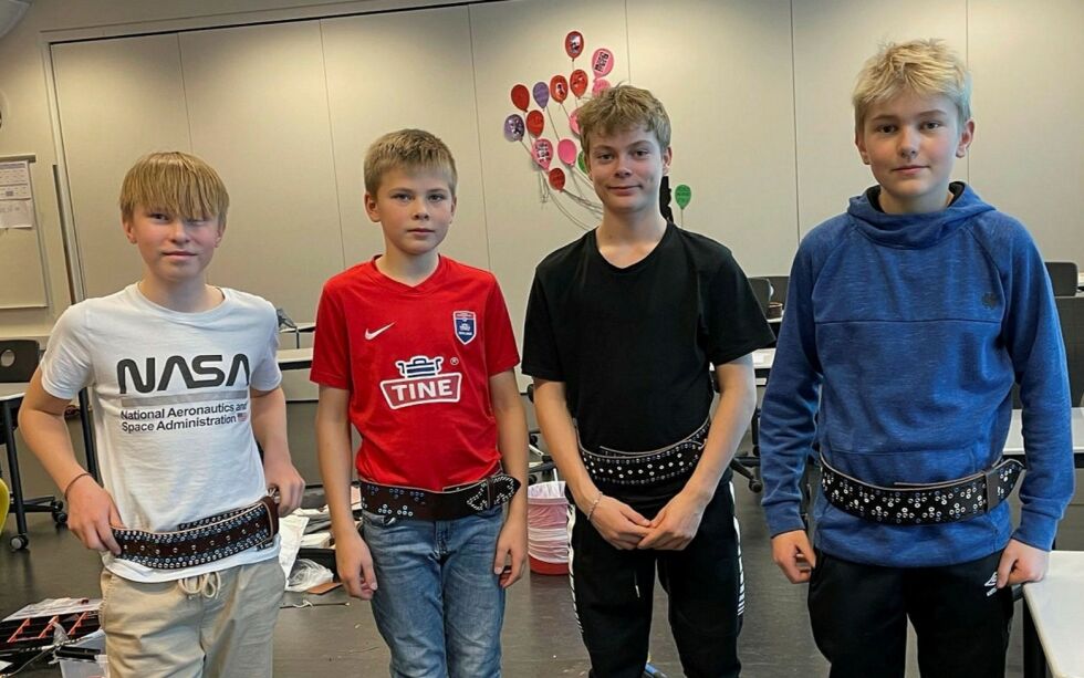 Fra venstre Kasper Derås, Erik Skrebergene Beddari, Kolbjørn Toreid Eriksen og Håkon Lande poserer med skinnbeltene de har laget helt selv.
 Foto: Andrea Dahl