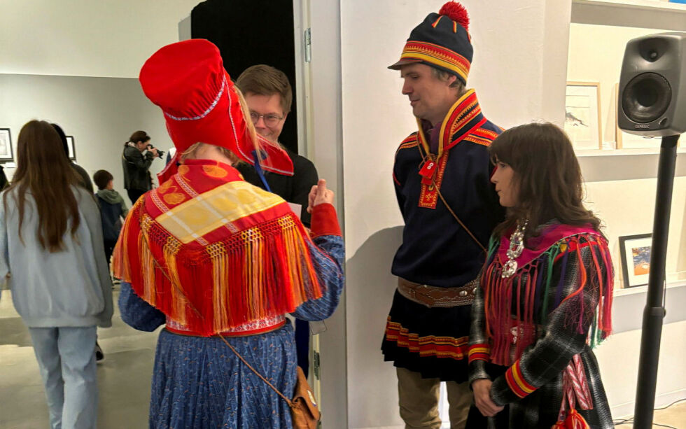 Publikum strømmer til for å nyte utstillingen.
 Foto: Anders Henriksen