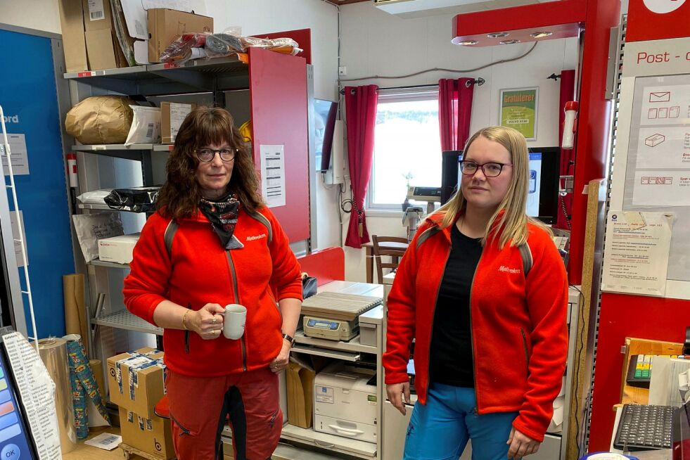 Mona Lind og Tone-Merethe Lind ved Lind & sønn i Olderfjord merker godt at hyttefolket er borte, at trafikken har gått ned og at arbeidet med å bygge ny Skarvbergtunnel er stoppet. Foto: Marius Thorsen