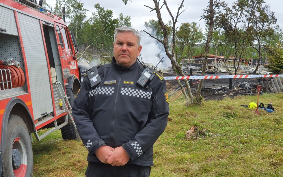 Politibetjent Øystein Furu bekreftet mandag formiddag at én person er omkommet etter brannen.
 Foto: Torbjørn Ittelin