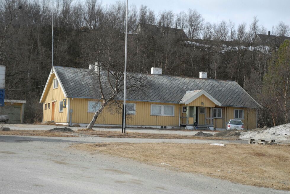 Veivesenhuset i Lakselv er en vakker og solid tømmerbygning. 
Et slikt bilde kan du ikke ta i dag, for nå står bygget gjemt bak er diger plasthall.  Foto: Arvid Petterseon