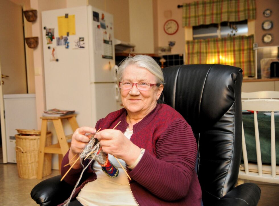 Inger Stærk (75) har strikket siden hun var ti år, og hun mener strikkingen tilfører henne en unik indre ro.
 Foto: Hallgeir Henriksen
