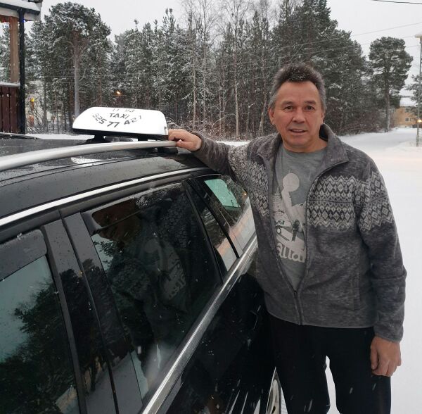 Rasmus kjører både natt og helg