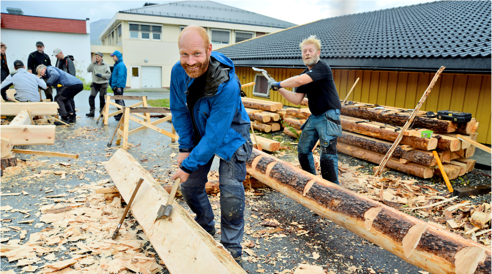 Peder Sandstrand fra Gratangen (fremst) skal være med på hele kursrekka, og håper å få mange interessante oppdrag etterpå.  Tor Gunnar Rattanen, som til daglig jobber i Losvik bygg i Narvik, forteller at han meldte seg på kurset for han har alltid vært interessert i å jobbe med det som er gammelt.
 Foto: Steinar Solaas