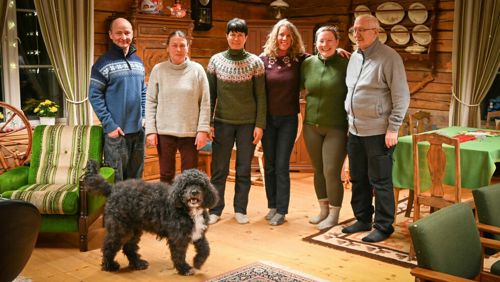 Styret i Naturvernforbundet Porsangerfjorden. Fra venstre: Kai Simon Johansen, Turid Wilhelmsen, Marit Holm Pettersen, Sandrine Bocher Johansen, Sunna-Inga Gaup Aamot og Kjell Dypfest. Foran: Det ivrigste medlemmet, Aisa.
 Foto: Irmelin Klemetzen