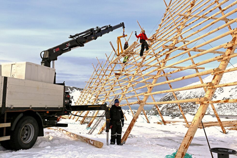 Bjørn Ovesen har full kontroll med leveringen av fiskehjellmaterialer til Kjell Sørbø og Ruben Jægervann Rygh, som står opp til venstre.
 Foto: Bjørn Roald Lillevik