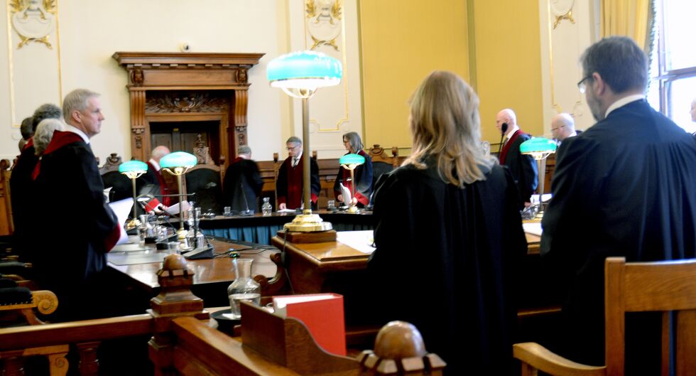 En alvorstung Høyesterett avgjør at bygdefolket i Nesseby ikke kan forvalte sine bruksrettigheter på samme måte som i sørnorske allmenninger. Til venstre førstevoterende høysterettsdommer Espen Bergh.
 Foto: Sunniva Bornøy