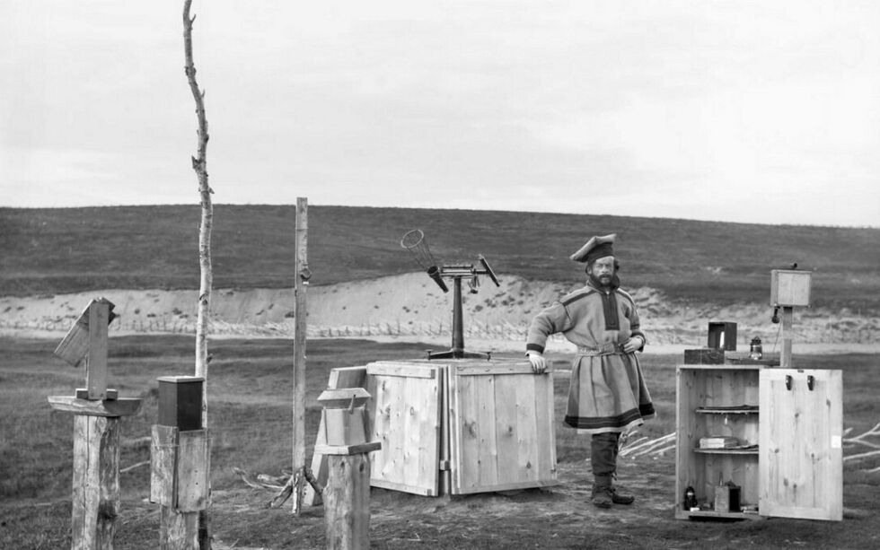 Nordlysstasjonen i Kautokeino fotografert av Sophus Tromholt.
 Foto: Universitetsbiblioteket i Berg