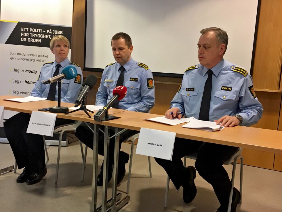 Politiets pressetalskvinne og leder for taktisk avsnitt i Finnmark politidistrikt, Monica Lorentzen (til venstre), sammen med etterforskningsleder Svein Erling Mikalsen og påtaleleder Morten Daae, under en pressekonferanse i Alta, 6. april. Politiet informerte da om storaksjonen mot overgrepsmateriale som 21. mars ble gjennomført i Finnmark, og om det pågående overgrepet som ble avdekket under aksjonen.
 Foto: Rita Heitmann