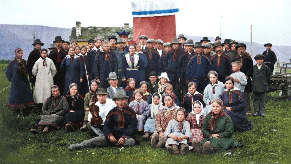 Bil­det er kjøpt hos Norsk Folkemuseum, og Per Ivar Som­by har far­ge­lagt og re­tu­sjert bil­det. For å tref­fe far­ge­valg og to­ne­set­te bil­det så rik­tig som mu­lig, har han gjort re­search på far­ger som kan ha vært brukt på kof­ter i Øst-Finn­mark og sør­sam­isk om­rå­de på den tida. Far­ge­ne må ikke be­trak­tes som git­te sann­he­ter, en do­ku­men­ta­sjon, de er Sombys tolk­ning.
 Foto: J. W. Holm