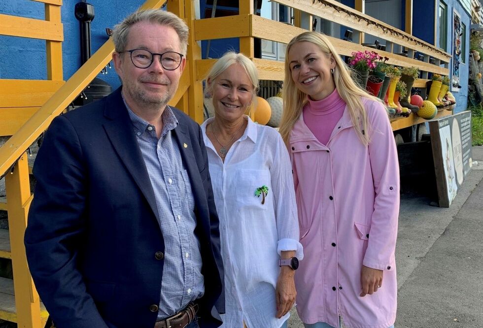 Leder for hovedutvalget for kompetanse, Raymond Robertsen (H), er her sammen med Birgit Lähdesmäki Johansen og Lisa Fosse fra Perleporten kulturhus – som tidligere har mottatt BiO-midler.
 Foto: Ida Thorseng Huru/FFK
