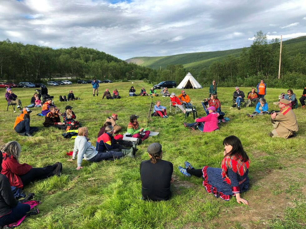 Folkeaksjonen har nettopp holdt sommerleir i protest mot vindkraftplanene. Nå følger de opp med en postkortaksjon.
FOTO: Birgitte Wisur Olsen