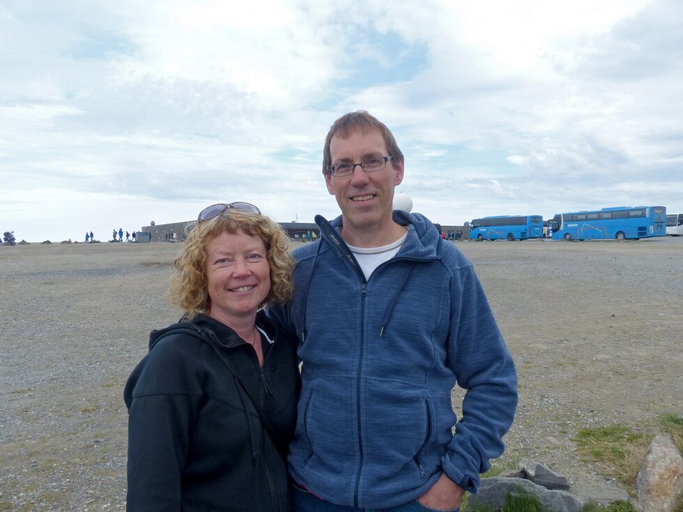 I det omarbeidede planforslaget til ny områdeplan for Nordkapp-halvøya, går rådmannen inn for at den delen av Nordkapp-platået som de fleste turistene besøker skal få status som «offentlig grøntområde» eller «park»; og altså ikke betraktes som utmark. Bildet viser det danske ekteparet Birgit og Jürgen Linnet, som besøkte Nordkapp-platået 12. juli i fjor. De reagerte på den høye inngangsavgiften på 270 kroner - og på at de på forhånd ikke hadde fått noen informasjon om denne avgiften.
 Foto: Geir Johansen