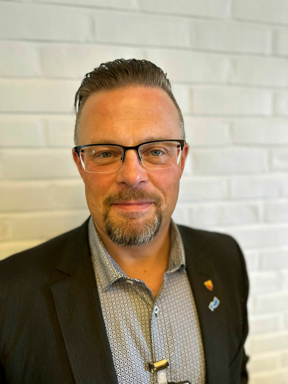 Hytteeier Øyvin Grongstad klarer ikke å se nødvendigheten av å holde fylkesveien åpen over nyttår. Han ville helst at skuterløypa på veien skulle åpna når det ble behov for å brøyte.
 Foto: l