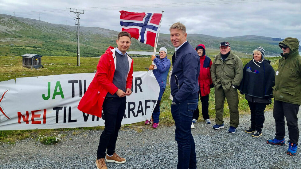 – Det er kaldt på fjellet i dag, kommenterte Rafaelsen.
– Men dere fryser ikke oss ut, svarte demonstrantene ved Gartefjellet vindpark.
 Foto: Privat