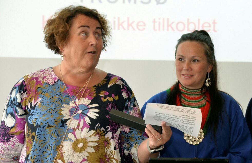 Landbruks- og matminister Olaug Bollestad er tilkoblet beitekrisa. Her sammen med NRL-leder Ellinor Marita Jåma under hyggeligere omstendigheter, på NRLs landsmøte i sommer. Foto: Steinar Solaas