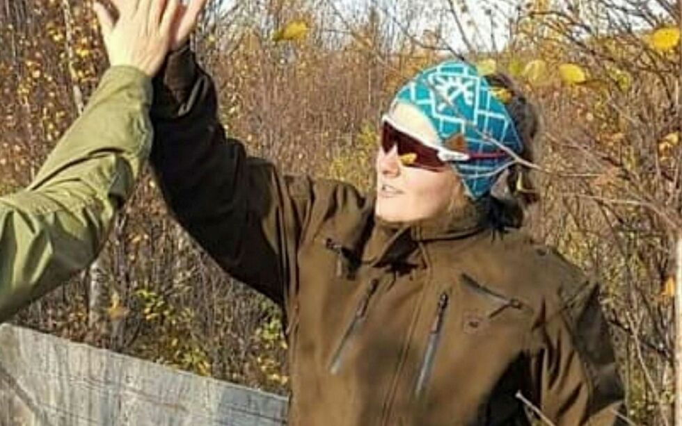 Elgjegere i Karasjok oppfordres inderlig til å levere inn kjever og livmorer fra 1,5 år gamle, eller eldre, elg som skytes i kommunen i år og neste år. Kátjá Grønnli vil studere elgbestanden. Her jubler hun under en tidligere elgjakt.
 Foto: Privat