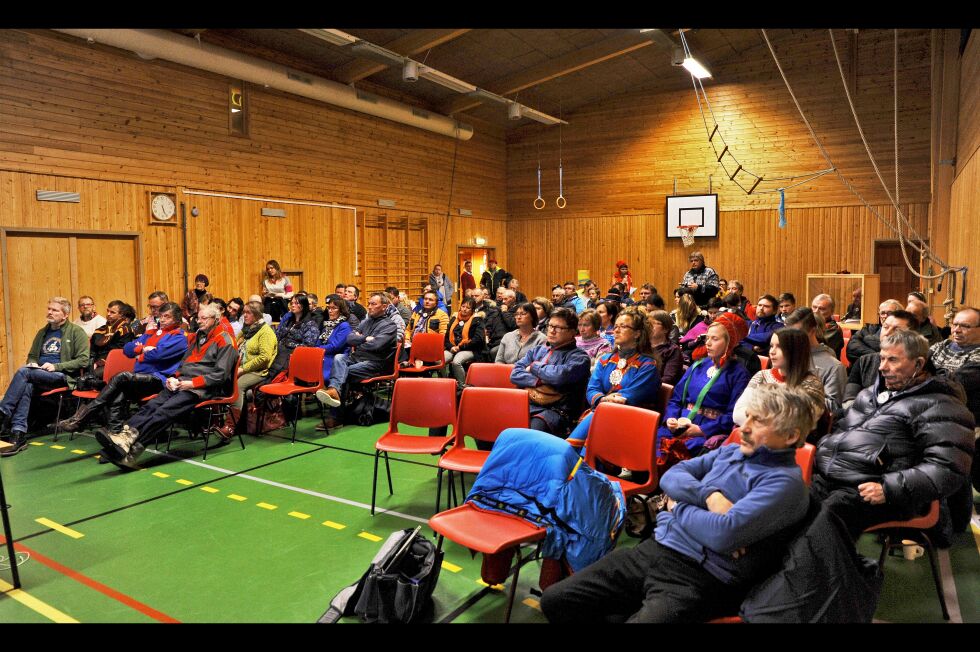 Fra folkemøte om vindkraft i Sirbmá, 22. november 2017.
 Foto: Erik Brenli