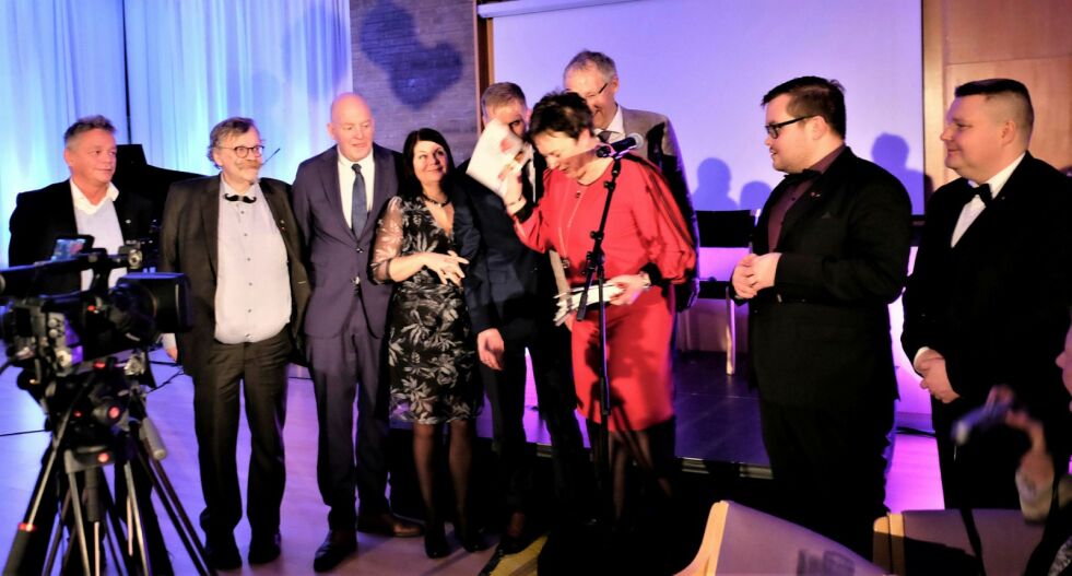 Noen av de som fortsetter i det nye fylkestinget fikk en bokhilsen av fylkesordfører Ragnhild Vassvik. Fra venstre Fred Johnsen (Sp), Kurt Wikan (Sp), Kristen Albert Ellingsen, (H), Trine Noodt (V), Jo Inge Hesjevik (H), Geir Ove Bakken (Ap), Tarjei Jensen Bech (Ap) og Tommy Berg (SV).