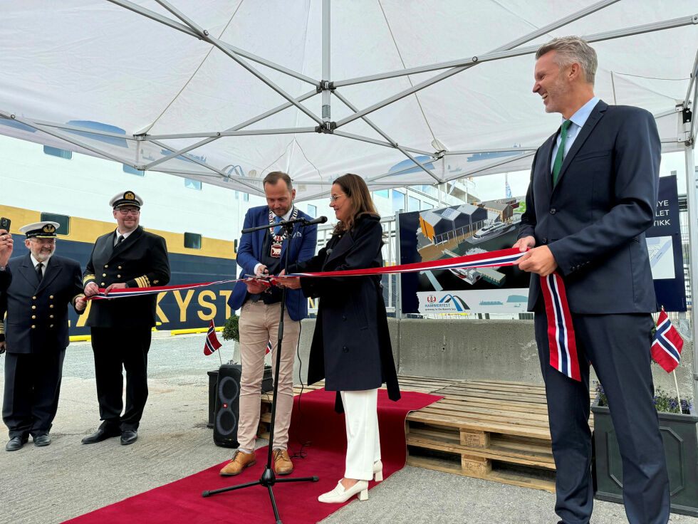 Hammerfests nye havneområder åpnes offisielt av Hammerfest-ordfører Terje Rogde og fiskeri- og havminister Marianne Næss. Flankert av kystdirektør Einar Vik Arset (til høyre) og to fra Hammerfest havn; fra venstre havnedirektør Per-Åge Hansen og havnekaptein Sturla Johan Nilsen.
 Foto: Kystverket