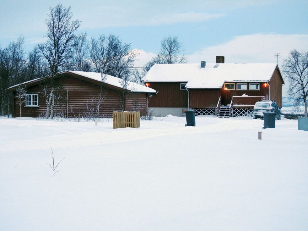 Dette huset ved Sennagressbekken i Lakselv er solgt fra Alex­an­der Uhre Mik­kel­sen til Met­te Larssen og Hans Rune Paul­sen.
 Foto: Kristin Marie Ericsson