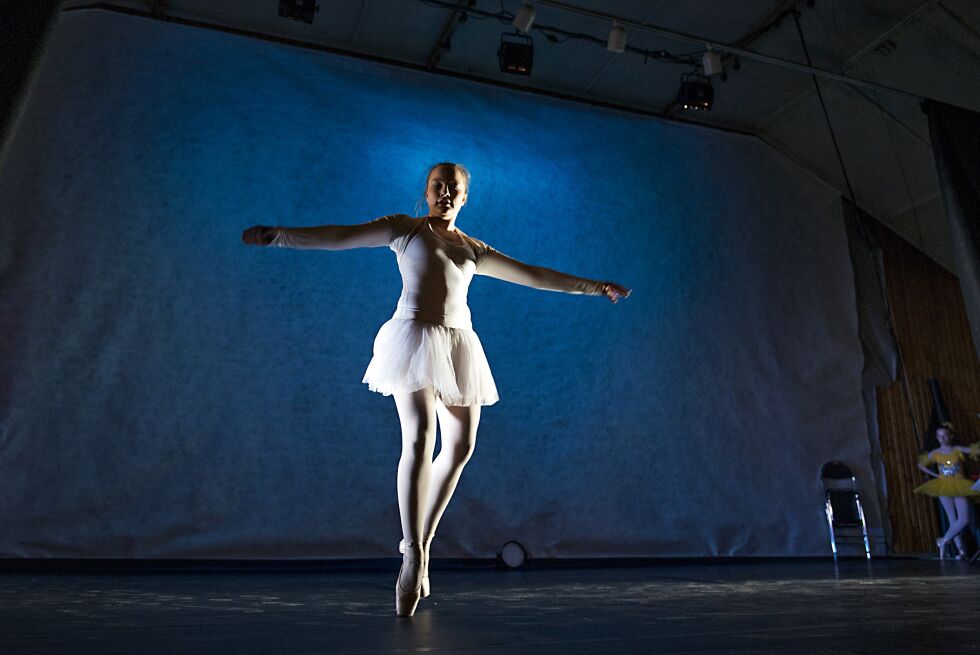 14 år gamle Biret Inga Pieski danset på Karasjok samfunnshus etter å ha vunnet stipend for sitt talent.
 Foto: Frøydis Falch Urbye