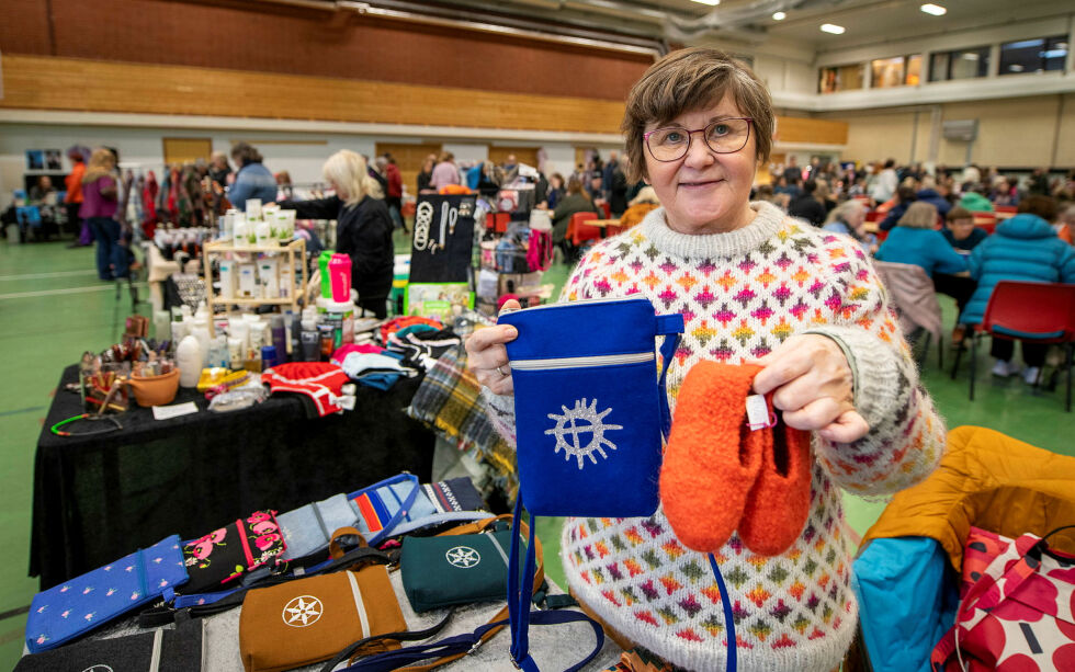 Ann-Britt Skog har laget vesken hun holder opp av rester fra kofter.
 Foto: Cecilie Bergan Stuedal