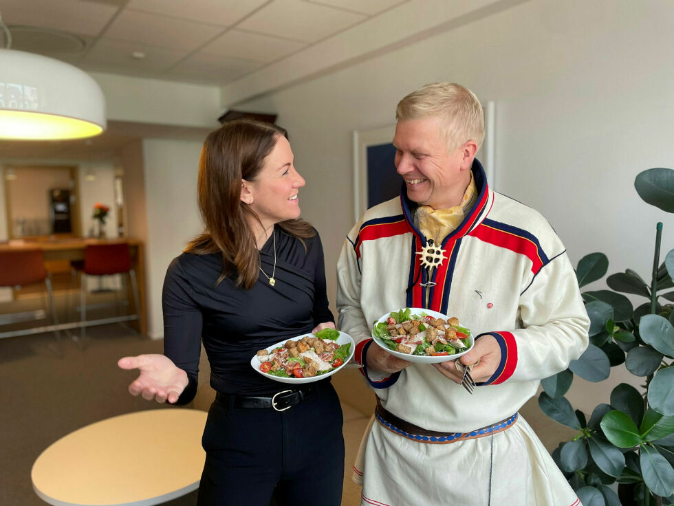 Tonje Brenna og Ronny Wilhelmsen diskuterte mat til skoleelevene i Kunnskapsdepartementet, og nå blir det en realitet for elevene ved de samiske videregående skoler.
 Foto: Ap