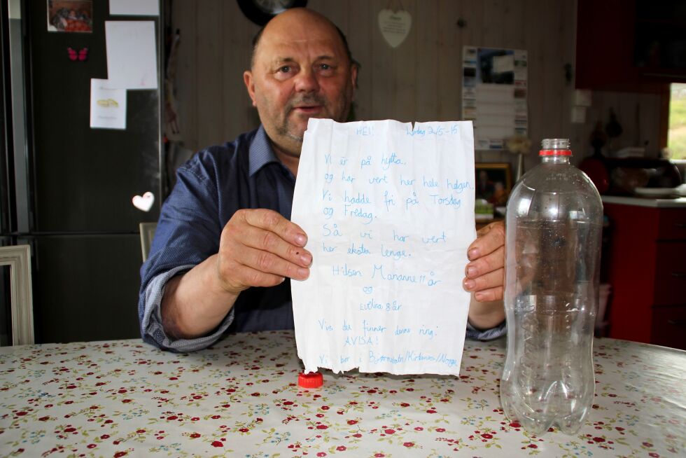 Nils A. Gaup er spent på hvor flaske ble sendt fra, før den ble funnet ved Meskelv i Nesseby.
 Foto: Torbjørn Ittelin