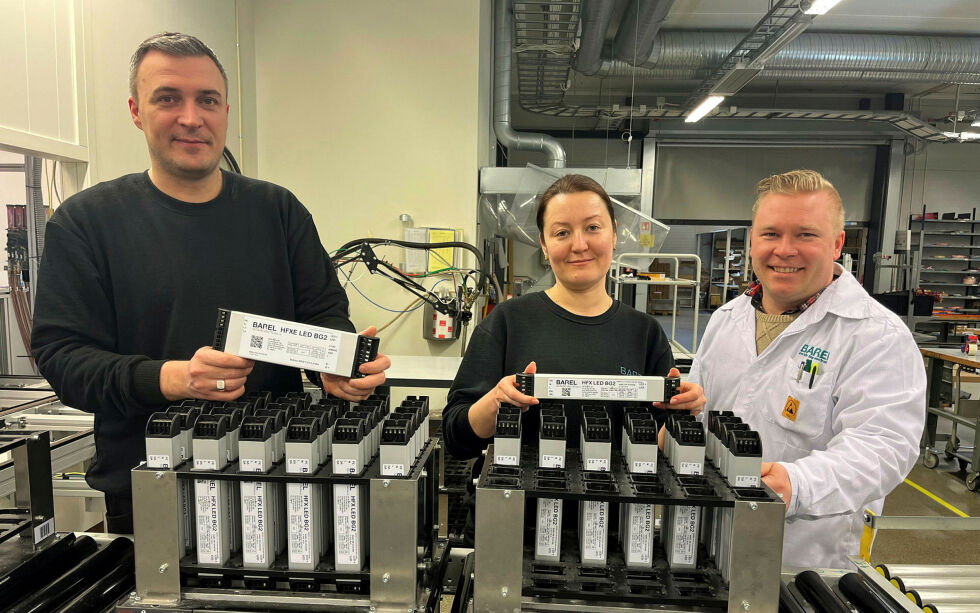 Produksjonssjef Tom Edvart Olsen (til venstre), produksjonsmedarbeider Tamara Shestakova og teknologisjef Mika Varjosaari viser frem den nye generasjonen Barel-produkter.
 Foto: Barel