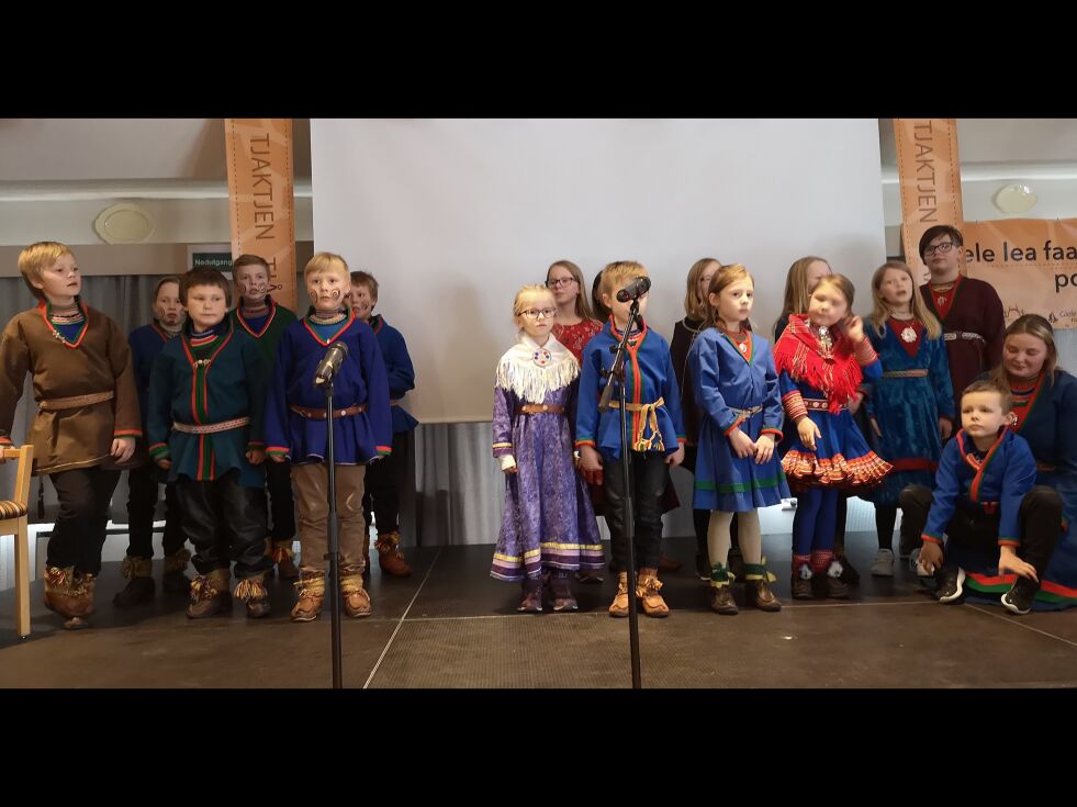 UNDERHOLDT:  Her ser vi et knippe elever fra Åarjel-saemiej skuvle underholde på Tjaktjen Tjåanghkoe. Elever fra samme skole har også nå laget bøker som hele Norden kan få lese gjennom prosjektet Atlantbib.
 Foto: Erik Brenli