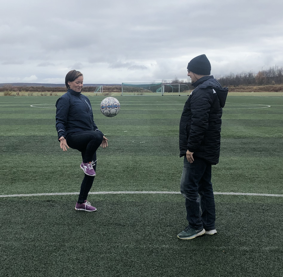 Ávvir-redaktør Kari Lisbeth Hermansen sier sponsingen av fotballcupen i Kautokeino er en del av avisas ønske om å være mer aktiv ute i lokalsamfunnet. Her er hun sammen med Svein Ole Sandvik fra Kautokeino IL.