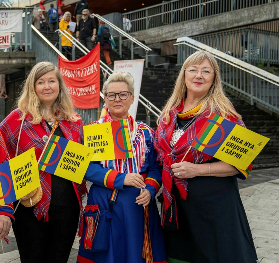 Suzanna Asp, medlem av Amnesty Sápmi, Madeleine Körössy och Kerstin Andersson, styremedlemmer i Amnesty Sápmi.
 Foto: Anders Löwdin