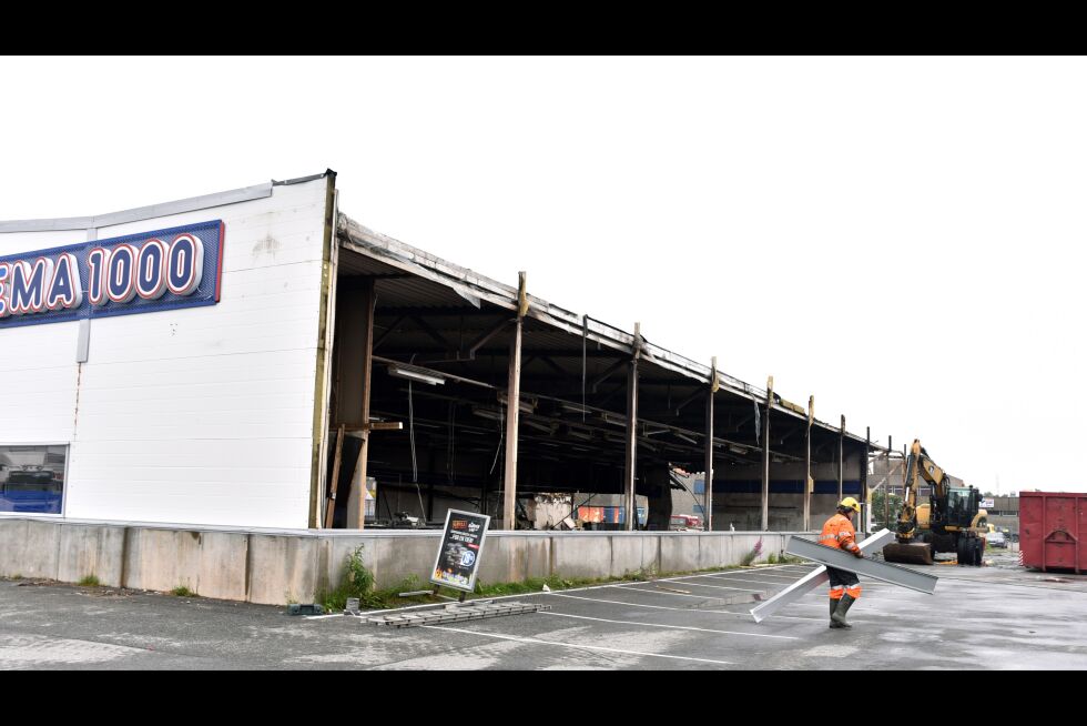 Lakselv-firmaet Ivar Nikoma AS startet arbeidet tirsdag ettermiddag. Onsdag, like før denne avisen gikk i trykk, så det slik ut. Da var en kort- og en langside av Rema-bygget borte.
 Foto: Bjørn Arne Johansen