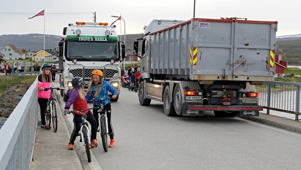 Ved «lånet» av to lastebiler, og mange myke trafikanter, ønsket aksjonsgruppa å vise vilke trafikkforhold man har ved brua i Vestre Jakobselv.
 Foto: Torbjørn Ittelin