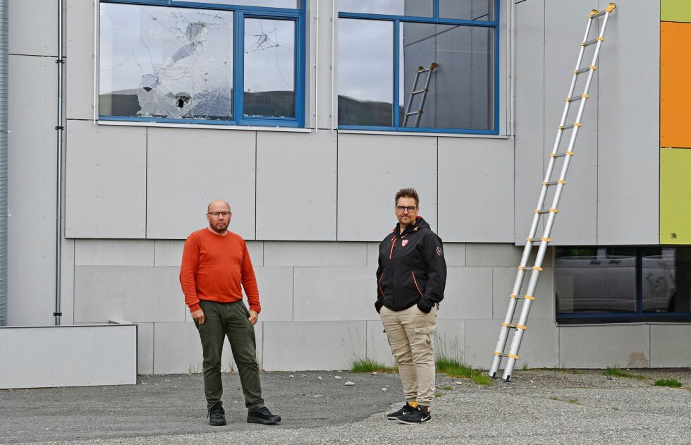 Sek­tor­le­der Ro­ger Mar­ti­nus­sen (til høy­re) og Jon­ny Ol­sen for­tvi­ler over at det har blitt ut­ført hær­verk på Laks­elv bar­ne­sko­le.
– Det her kom­mer til å kos­te van­vit­tig mye peng­er, sier Mar­ti­nus­sen.
 Foto: Irene Andersen