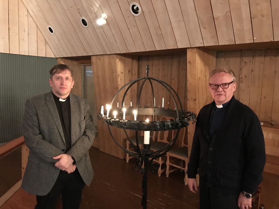 Sogneprest Arne Skare og vikarprest Arnulf Andersen holdt Lakselv kirke åpen tirsdag kveld.
 Foto: Roger Albrigtsen