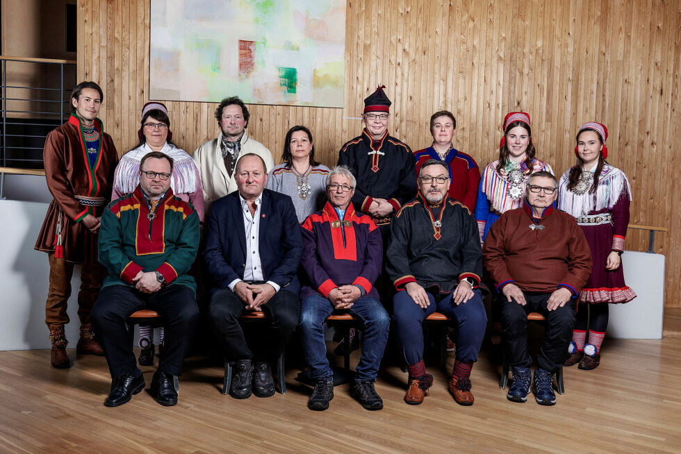 Mathis Nilsen Eira (NSR), i midten foran, er leder i Sametingets nærings- og kulturkomité, og Arthur Tørfoss (FrP), til venstre for ham, er nestleder.
Medlemmene er Ole Henrik Bjørkmo Lifjell (NSR), Berit Marie P. E. Eira, (Joht.), Øyvind Lindbäck (Nfk), Gry Hege Warth (Nkf), Henrik Olsen (NSR), Ingvild Halvorsen (Nkf), Sara Katrine Aleksandersen (NSR), Sandra Márjá West (NSR), Jørn Are Gaski, Svein Leiros (Sp) og John Kappfjell (Bb). Etter at bildet ble tatt har Maren B. N. Storslett (helt til høyre stående) byttet komité med Sandra Márja West.
Foto: Árvu/Sametinget