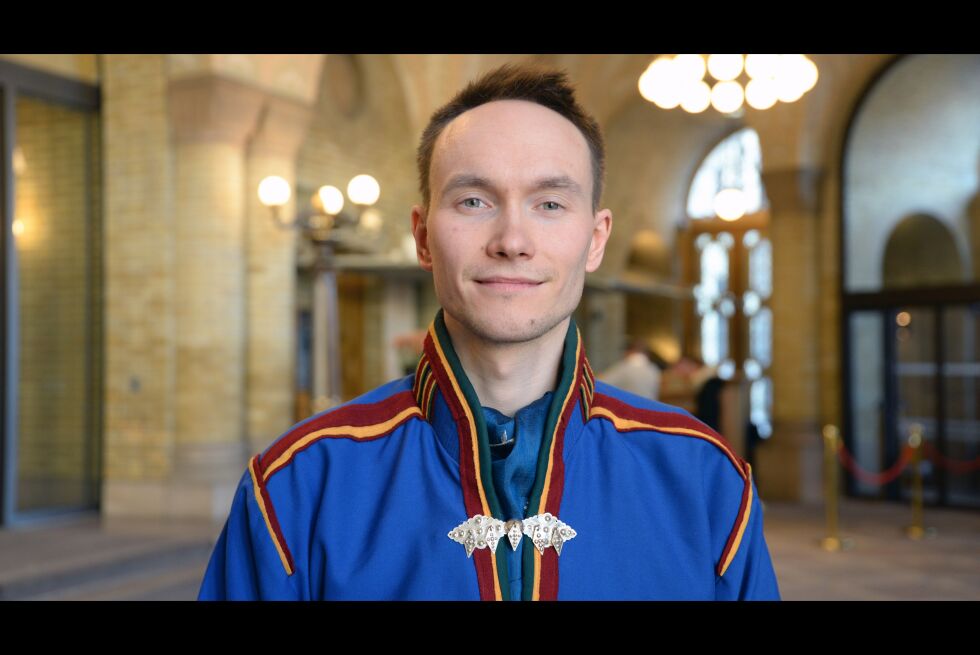 Runar Myrnes Balto peker ut retninga for plenumsledervalget.
 Foto: Steinar Solaas