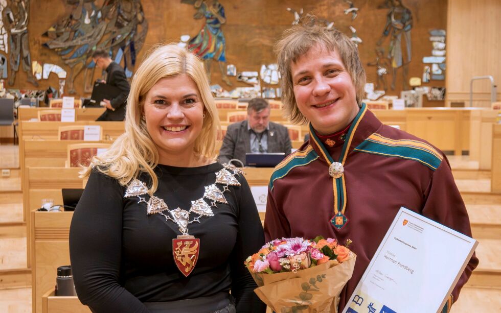 Herman Rundberg mottar prisen på bakgrunn av sin mangfoldige innsats for kulturforståelsen i Troms, og for sin innsats for å løfte frem den sjøsamiske kulturen fra Nord-Troms. Her står han sammen med fylkesordfører Kristina Torbergsen.
 Foto: Pressefoto