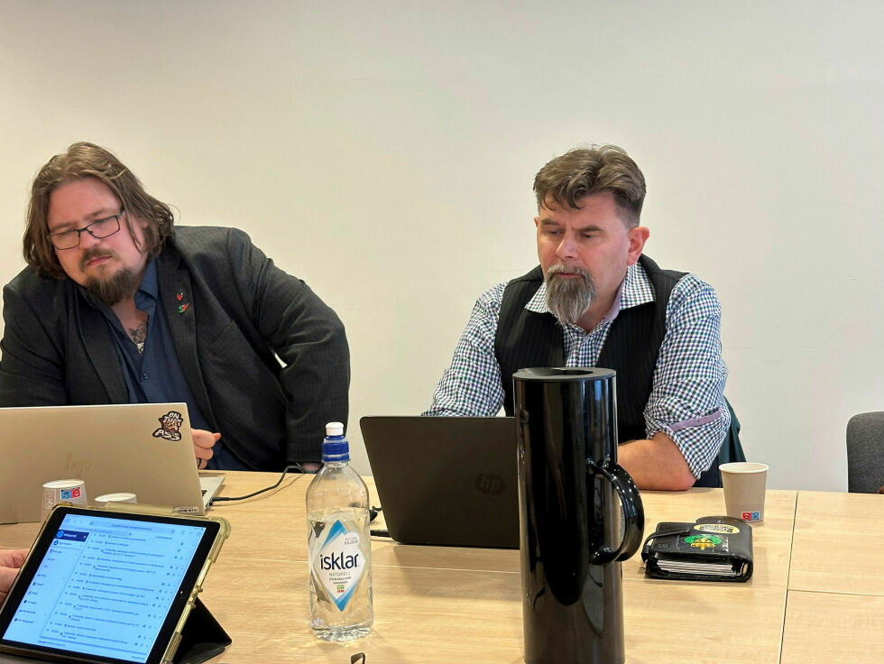 SVs Steffen Wilson Halsbakk (til venstre) og Aps Robert Nesje sto fast ved at Sandnes auto ikke lenger skal få leie ut i bygninga på Hesseng.
 Foto: Hallgeir Henriksen
