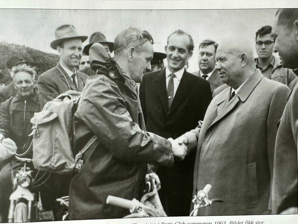 Her hilser Odd «Basse» Indbjør på Sovjetunionens statsminister Nikita Khrusjtsjov 17. juli 1962 da han kom til Boris Gleb.
 Foto: Bilde tilhører Karl Fredrik Figenschou