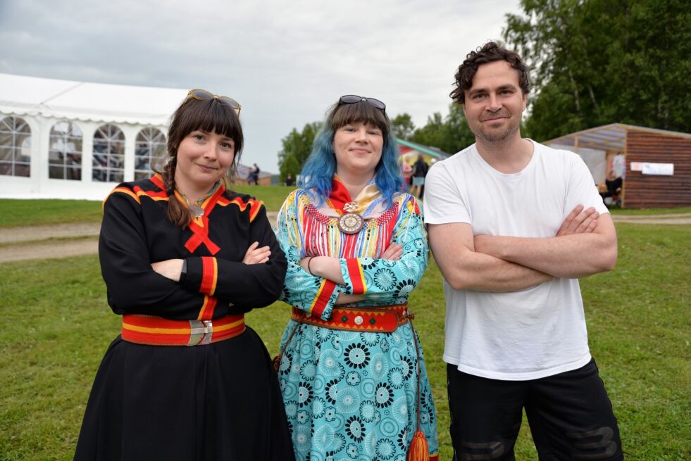 Har sluppet taket i hånda, og ser at barnet går støtt på egne bein. Susanne Amalie Langstrand-Andersen, Emma Margrehte Skåden og Sigbjørn Skåden.
 Foto: Steinar Solaas